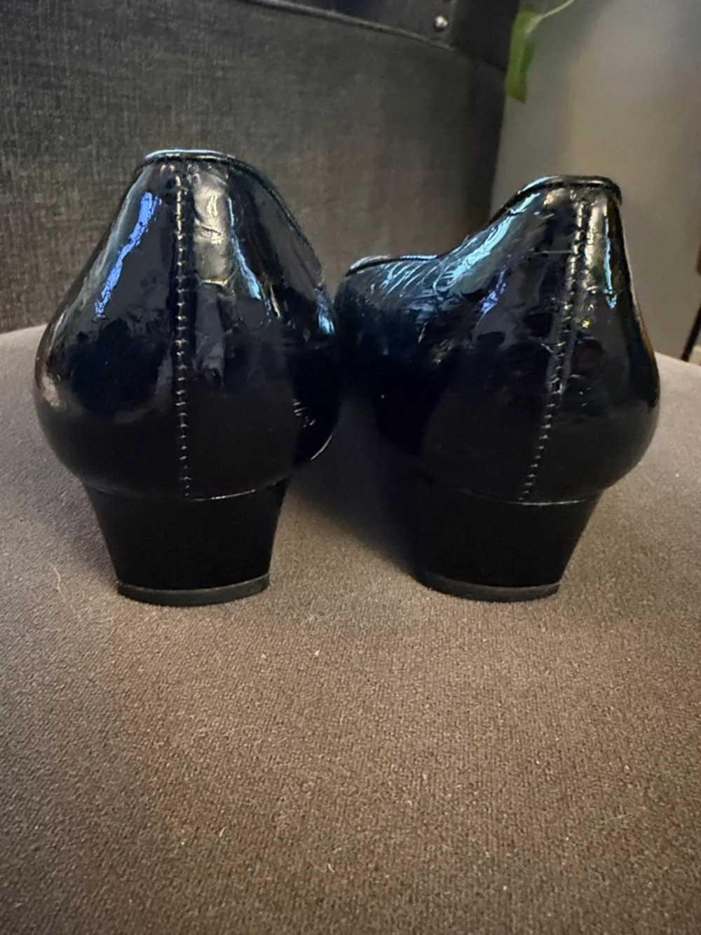 Trotters Doris Black Crocodile Embossed Patent Leather Womens 7M Low Block Heel